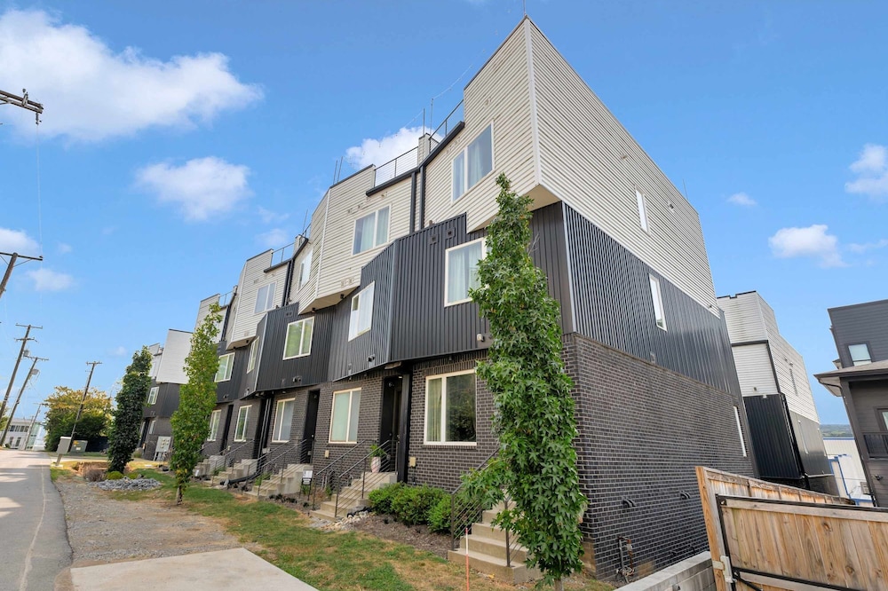Elvis-themed 13 Beds Rooftop City Views