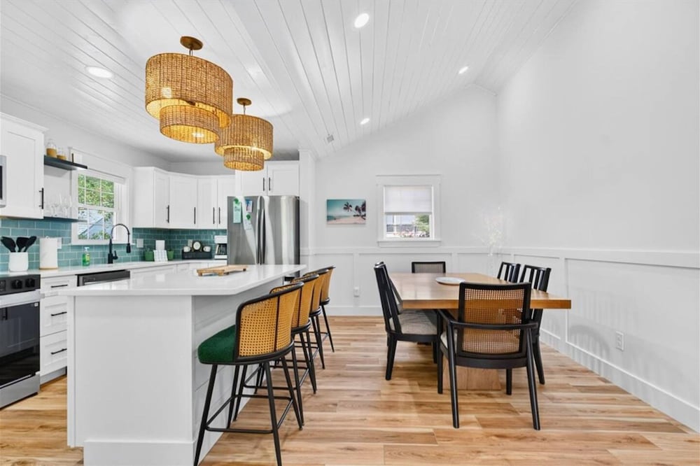 New Listing Lux Beach House Dog Friendly