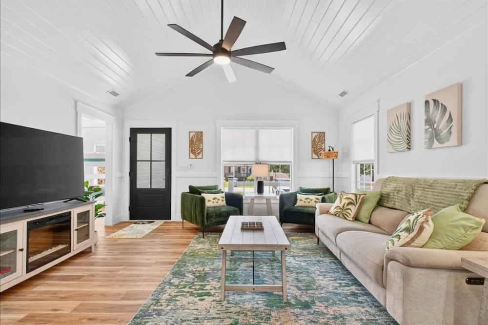 New Listing Lux Beach House Dog Friendly