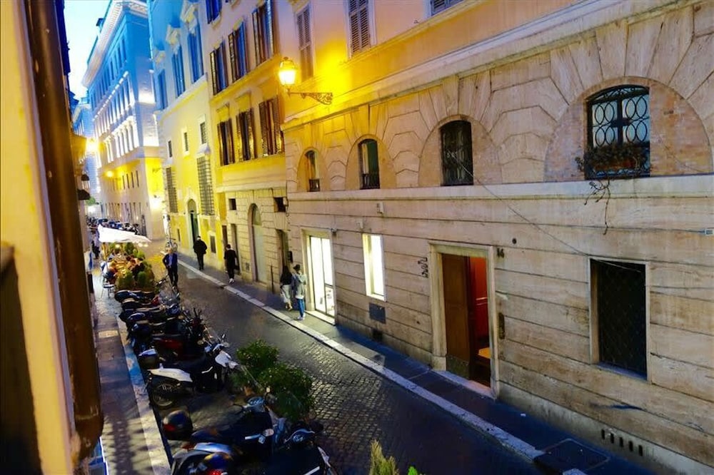 In Rome at Spanish Steps Classy Apartment With Modern Design in an Historic Palazzo