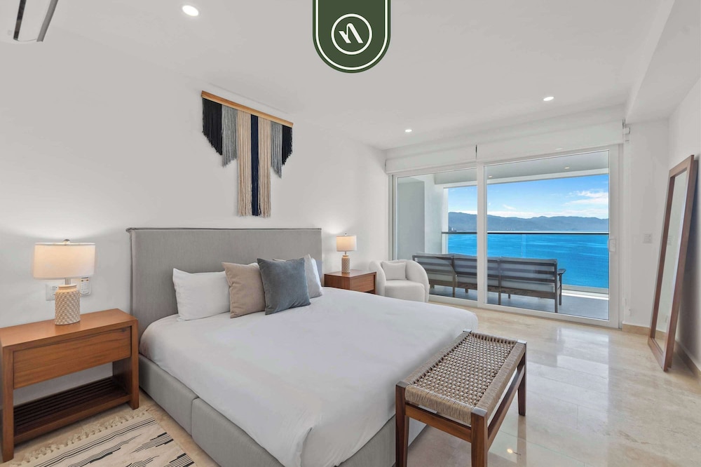New Oceanfront 2 BR Condo - Gym - Beach - Pool