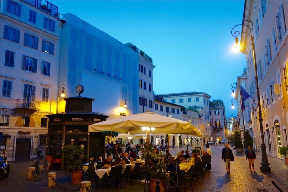 In Rome at Spanish Steps Classy Apartment With Modern Design in an Historic Palazzo