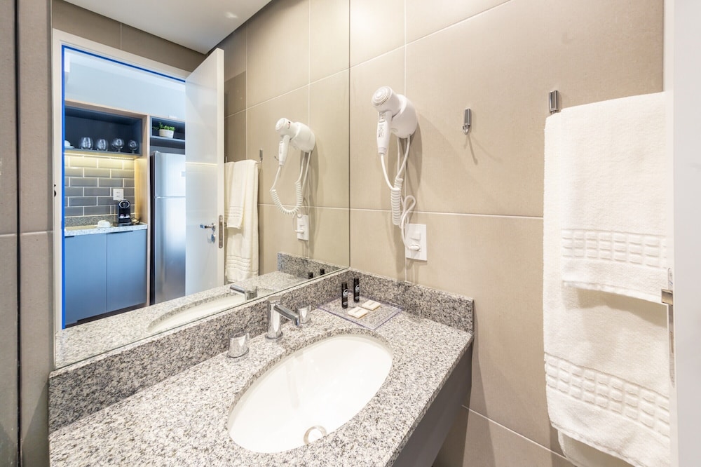 Charlie Nik Vila Mariana