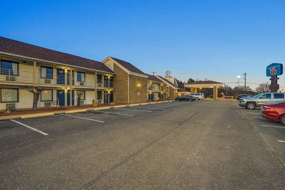 Hillsville Vacations - Motel 6 Hillsville, VA - Property Image 23