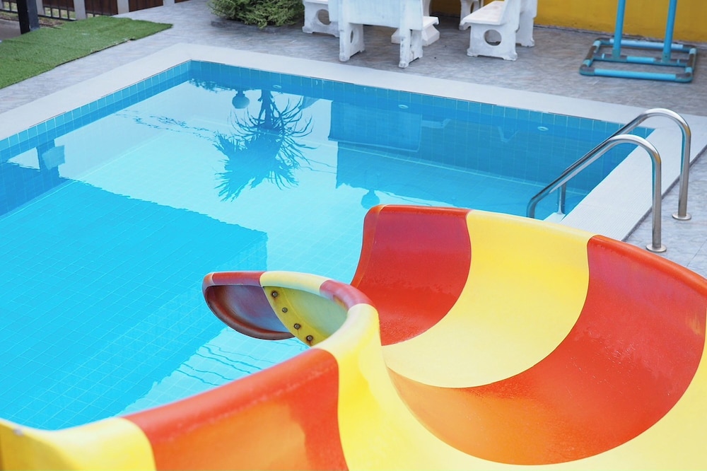 Ton Hom Pool Party