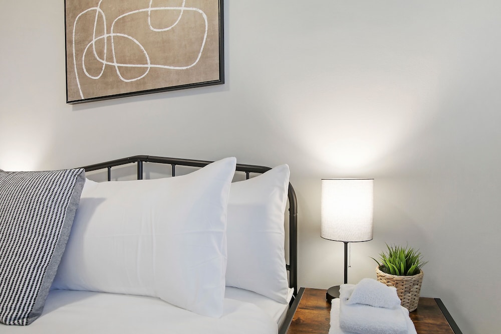 Harmonious 2BR Apt - Lockwood 3