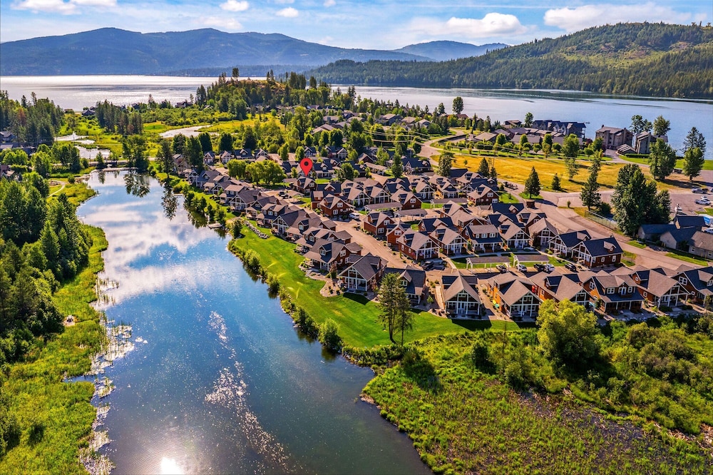 Boat on Lake Pend Oreille Ski at Schweitzer