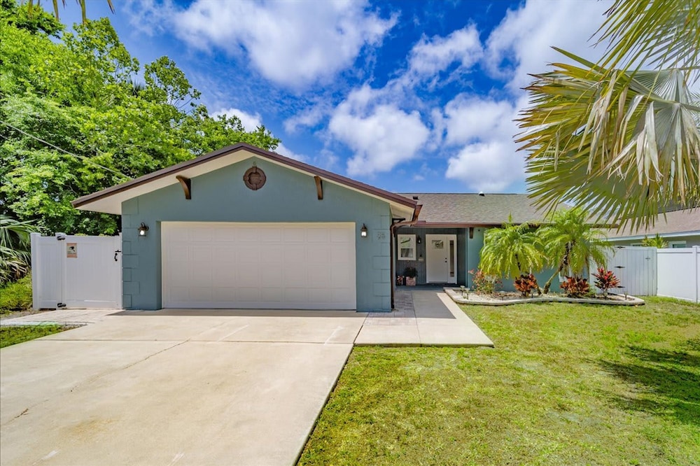 Waterfront Retreat With Pool Tiki Bar Boat Dock