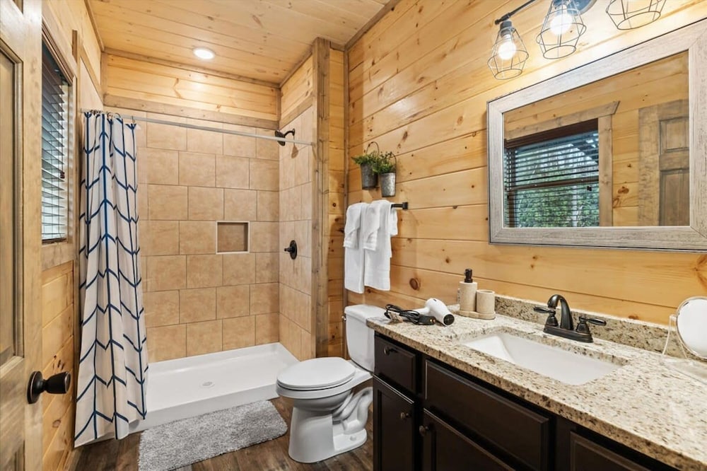 NEW - 1 Location Cabin Pool Hot Tub Arcade HL