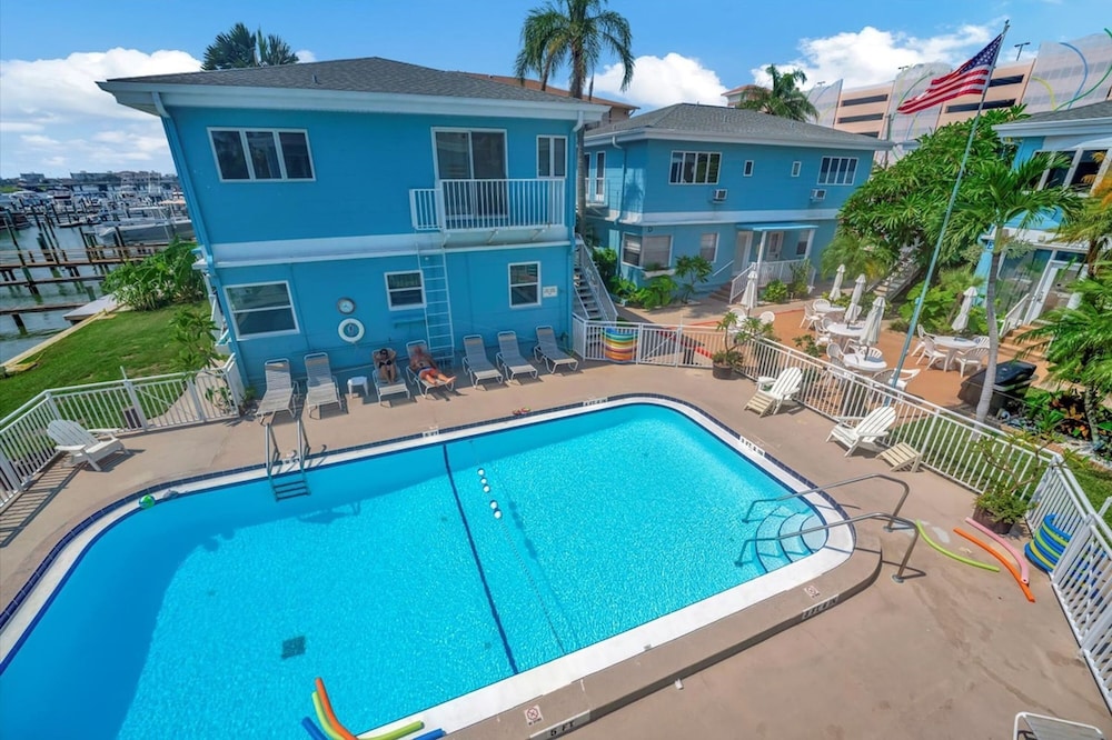 Corner Balcony Suite Across From Beach htd Pool