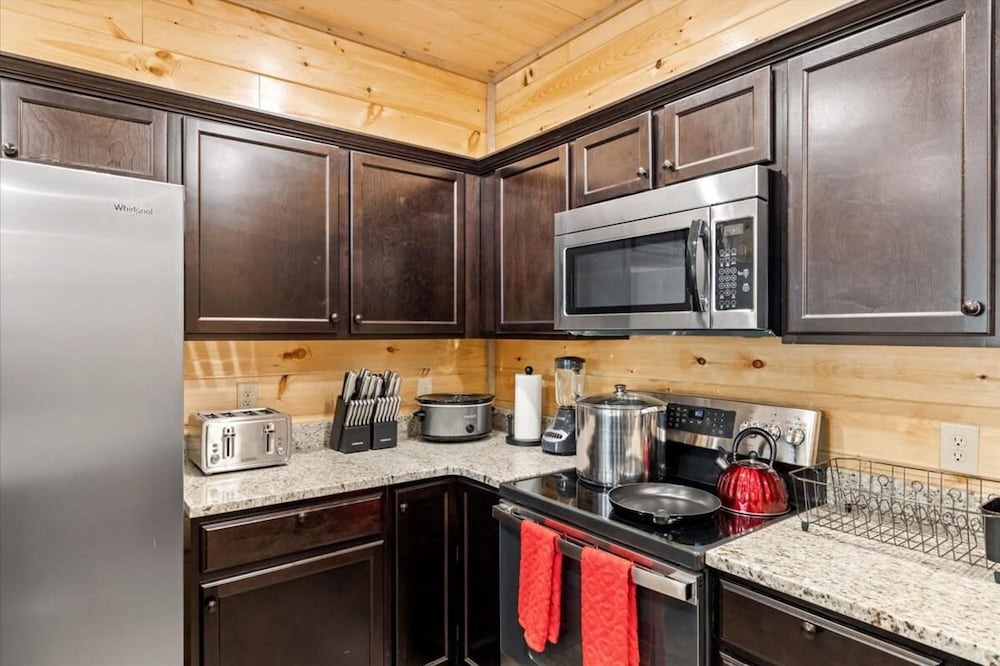 NEW - 1 Location Cabin Pool Hot Tub Arcade HL