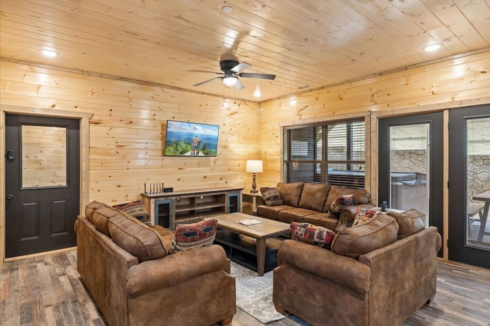 NEW - 1 Location Cabin Pool Hot Tub Arcade HL