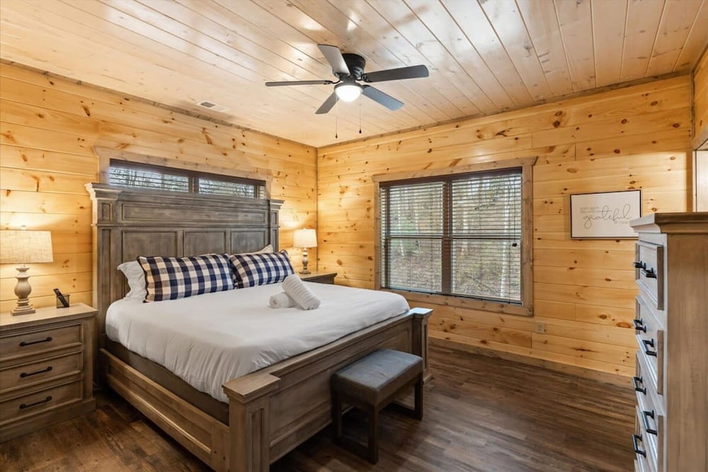 NEW - 1 Location Cabin Pool Hot Tub Arcade HL