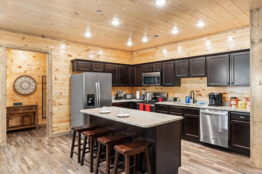 NEW - 1 Location Cabin Pool Hot Tub Arcade HL