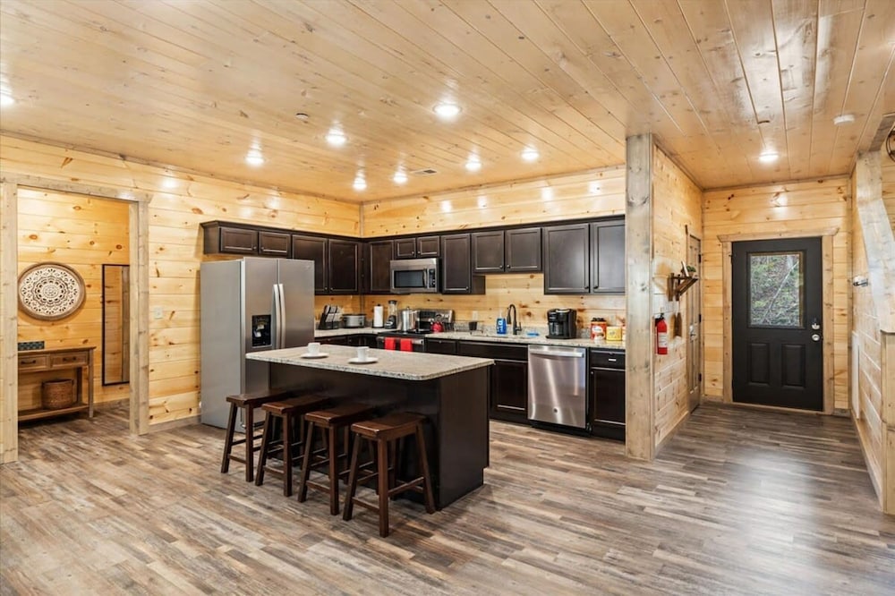NEW - 1 Location Cabin Pool Hot Tub Arcade HL