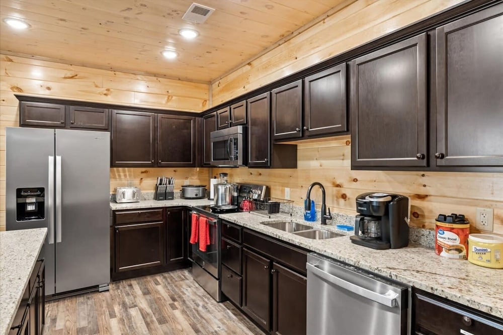 NEW - 1 Location Cabin Pool Hot Tub Arcade HL