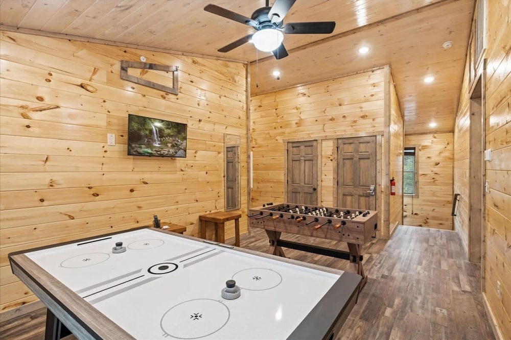 NEW - 1 Location Cabin Pool Hot Tub Arcade HL