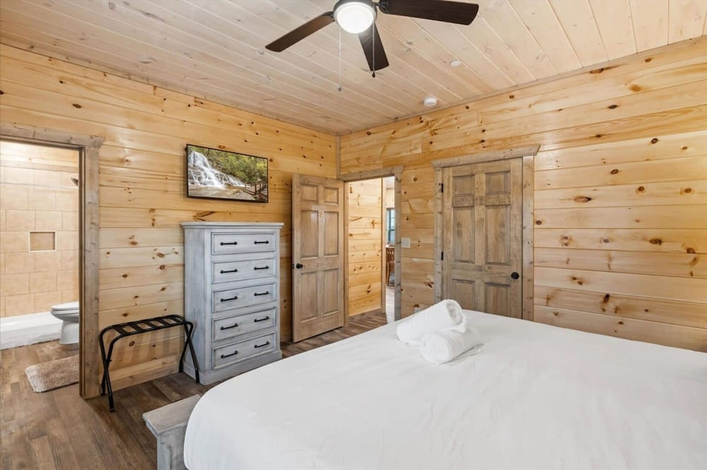 NEW - 1 Location Cabin Pool Hot Tub Arcade HL