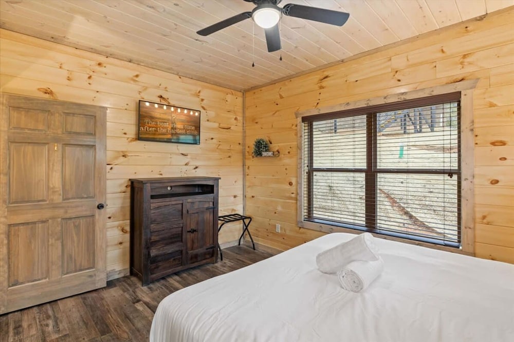 NEW - 1 Location Cabin Pool Hot Tub Arcade HL