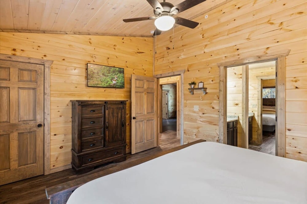 NEW - 1 Location Cabin Pool Hot Tub Arcade HL