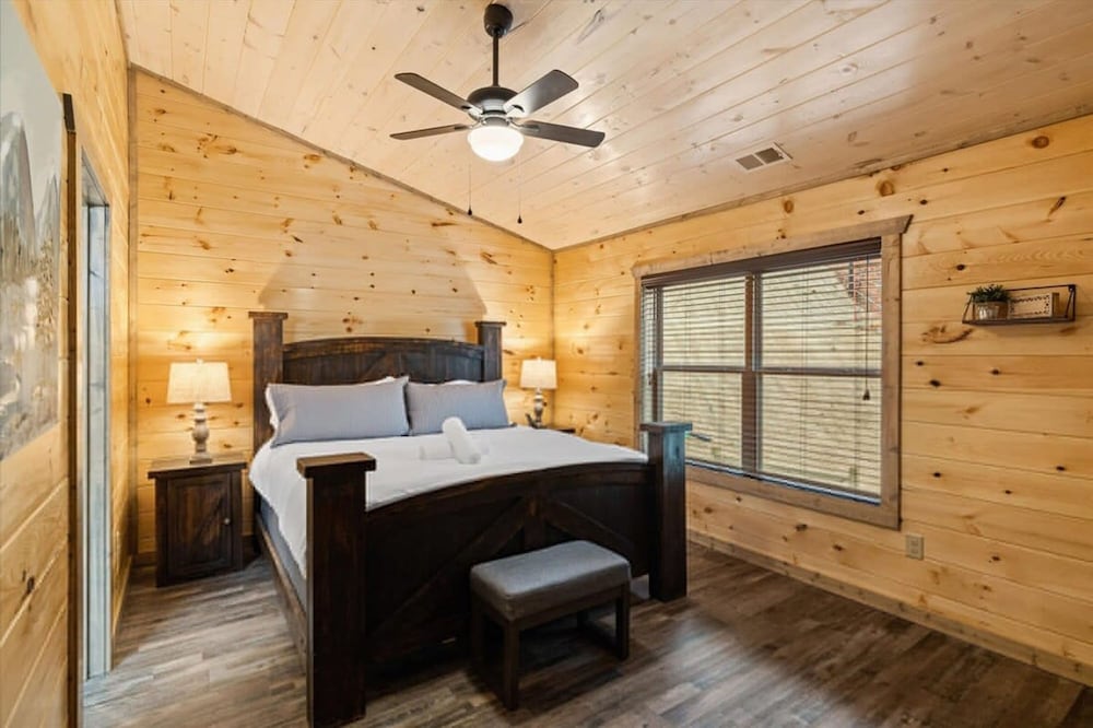 NEW - 1 Location Cabin Pool Hot Tub Arcade HL