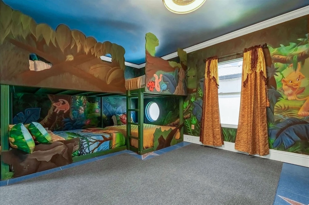 Ultimate Hollywood Themed Mansion for Big Groups
