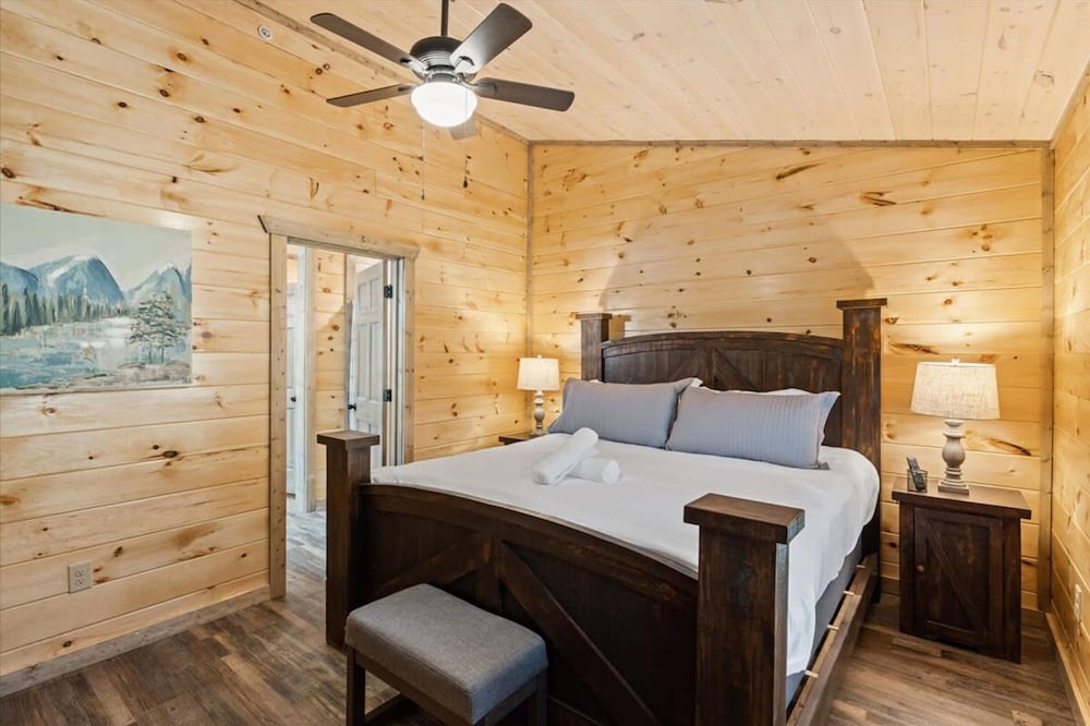 NEW - 1 Location Cabin Pool Hot Tub Arcade HL