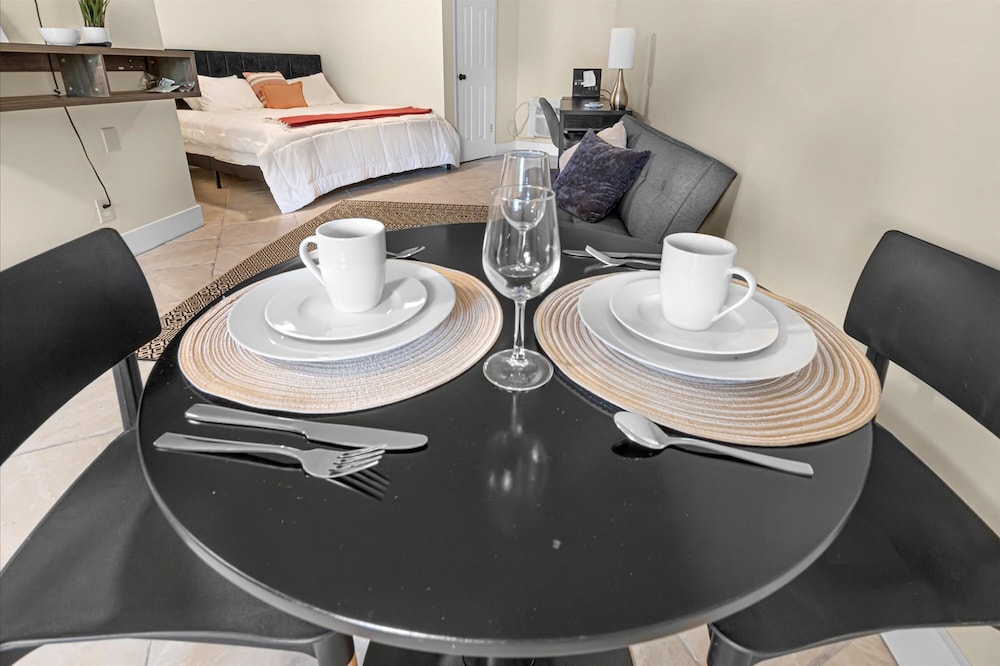 Modern Studio Apartment - King Bed