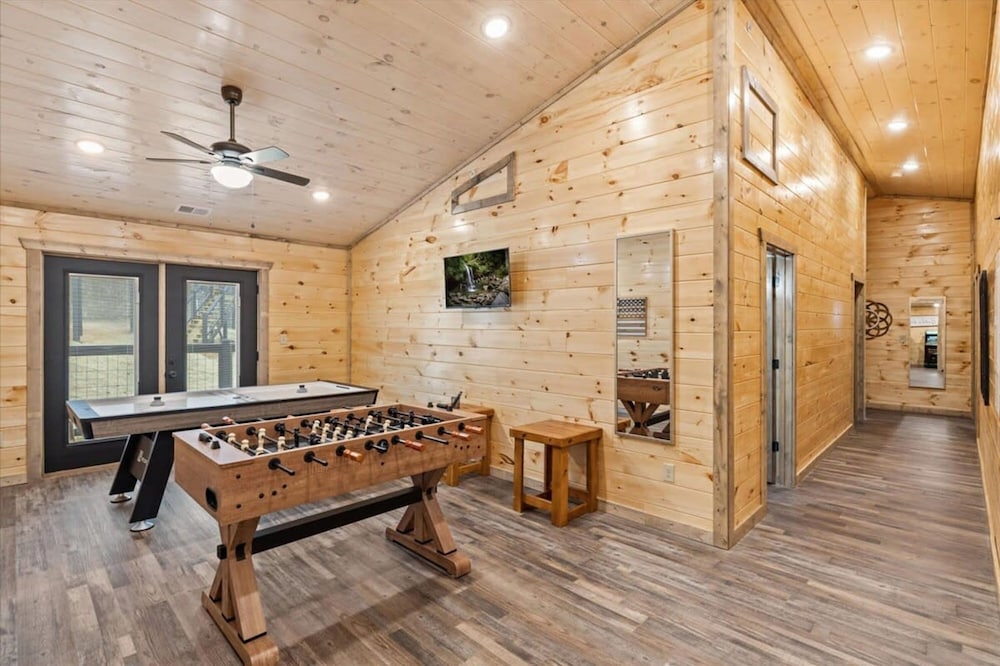 NEW - 1 Location Cabin Pool Hot Tub Arcade HL