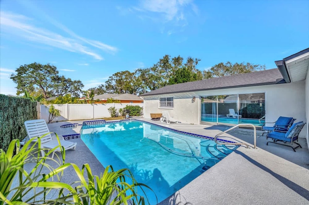 Heated Pool 3b 2b Home 10 Mins to Beach