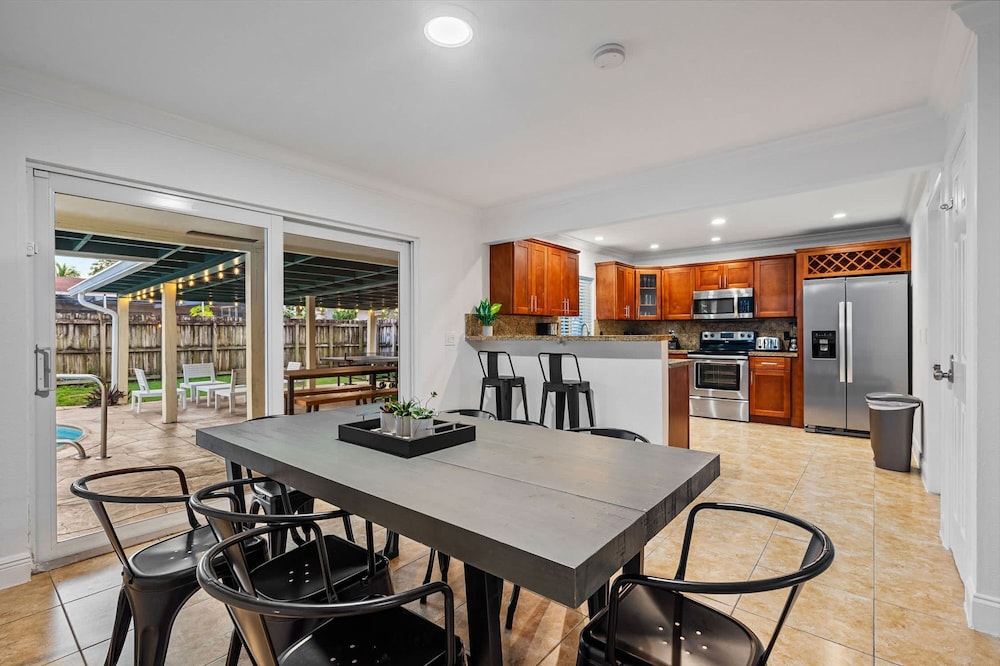 4BR With Private Pool and Game Room - Prime Location