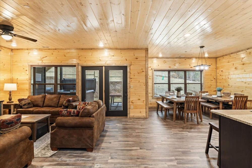 NEW - 1 Location Cabin Pool Hot Tub Arcade HL