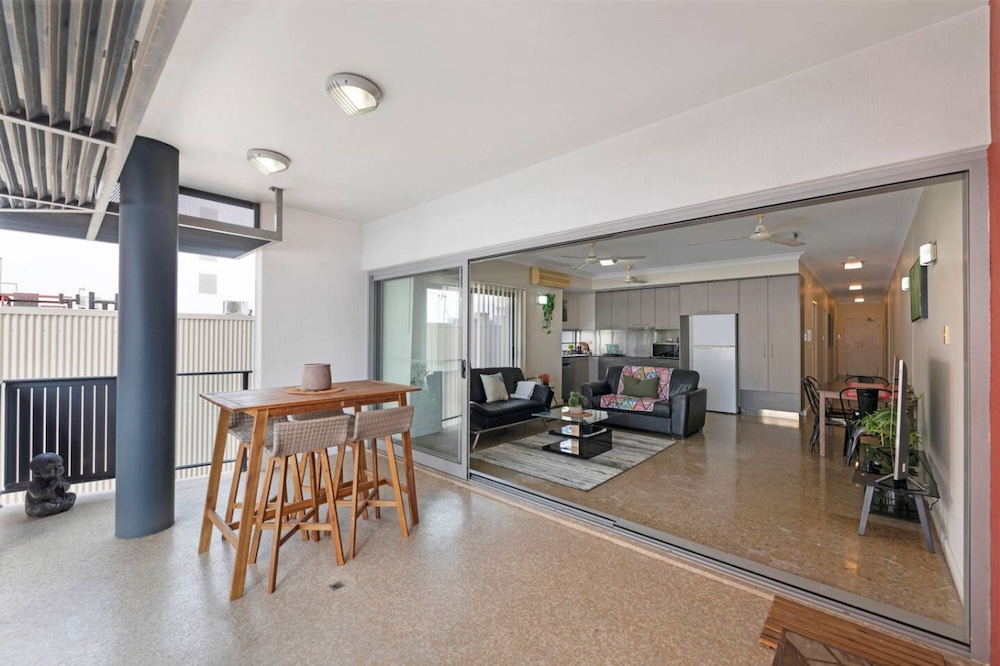 Zen City-venture Balcony Dining - Cozy - CBD