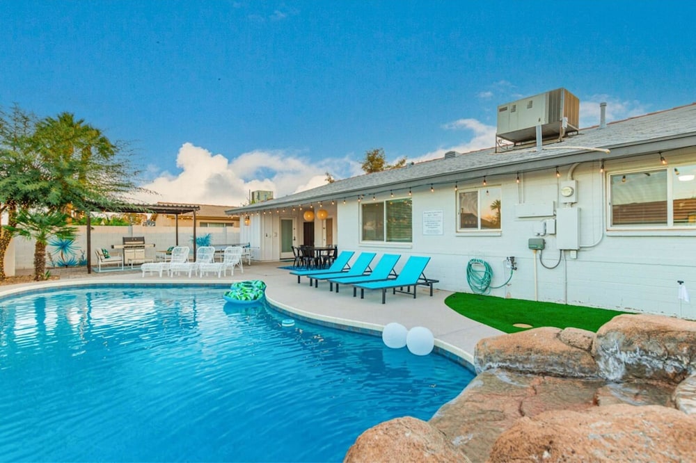 Vacay on Villa Pool Putting Grn Old Town