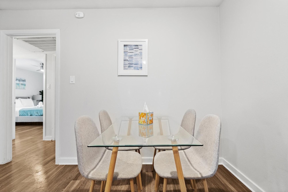 Modern 2BR Near UT Hyde Park Evonify - Image 1