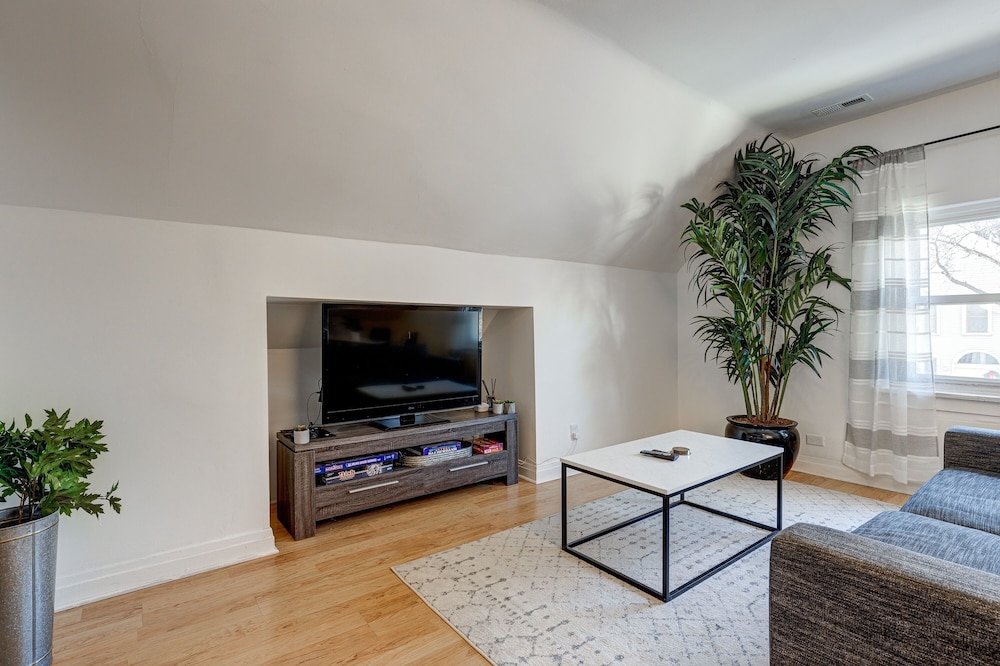 Chic Penthouse in Perfect Wrigleyville Location by AllSet Turnover photo 2
