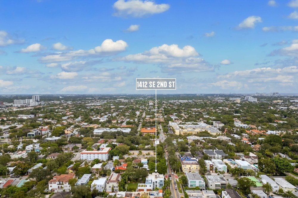 NEW 3-story Townhome With Pool Room Expansive Balcony Seconds Away From Las Olas