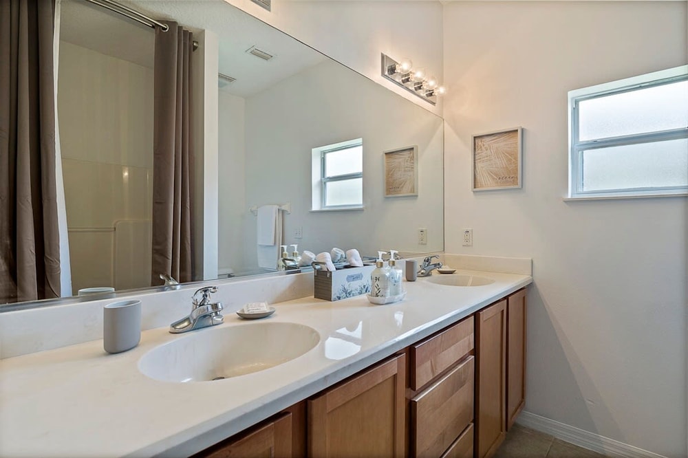 Stunning 4BR Home Fenced Yard Heated Pool