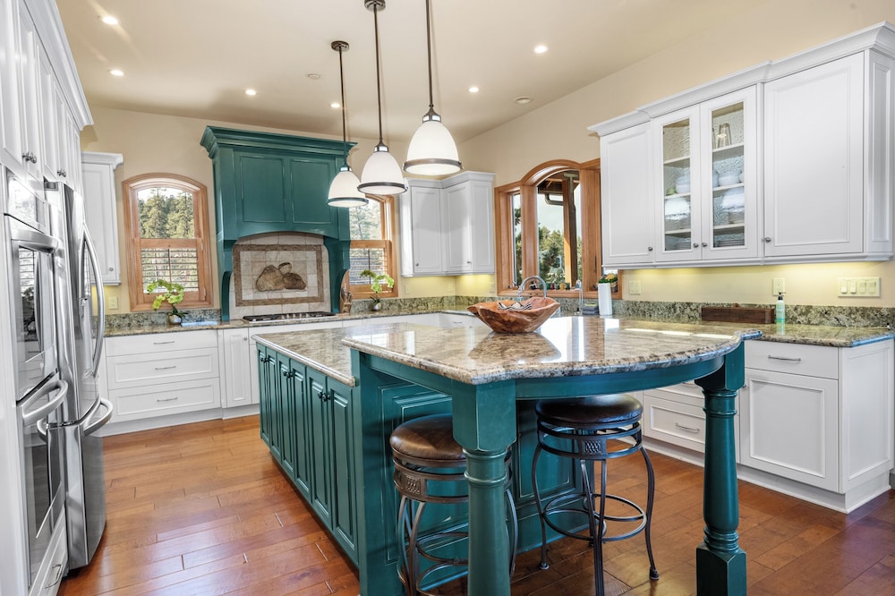 Boulder Cove Lakefront Estate