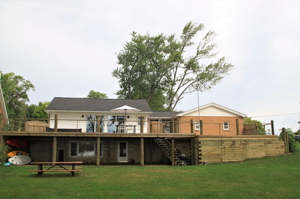 Miner Lake Lakefront Beach Cottage for Family Fun