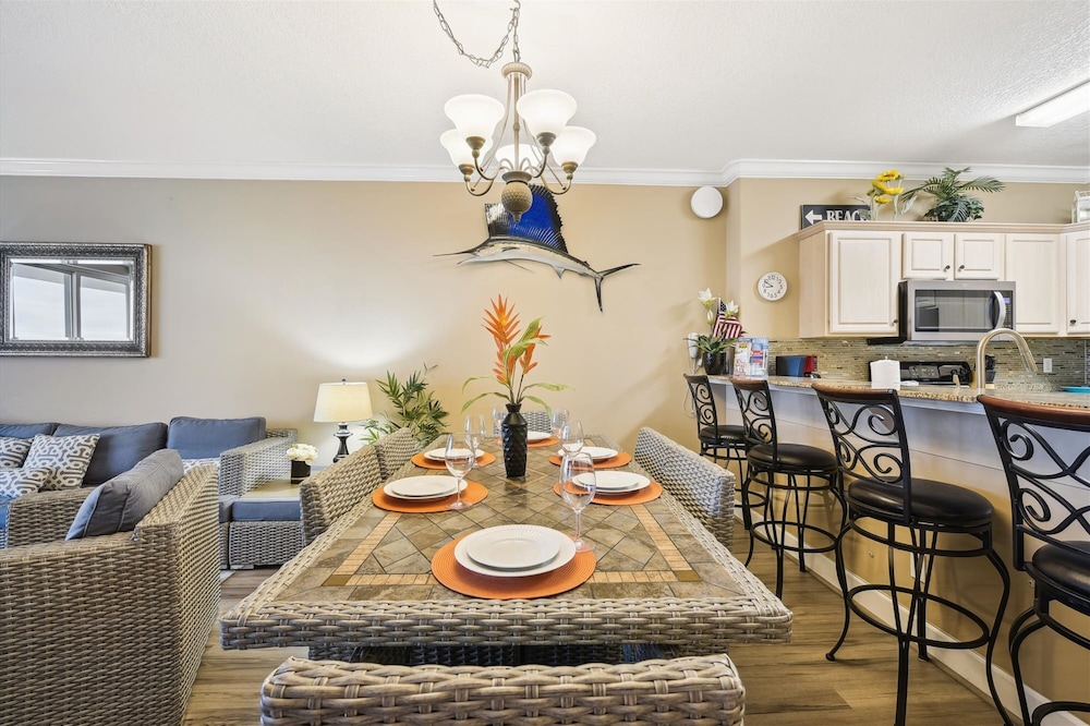 Twin Palms by Book That Condo