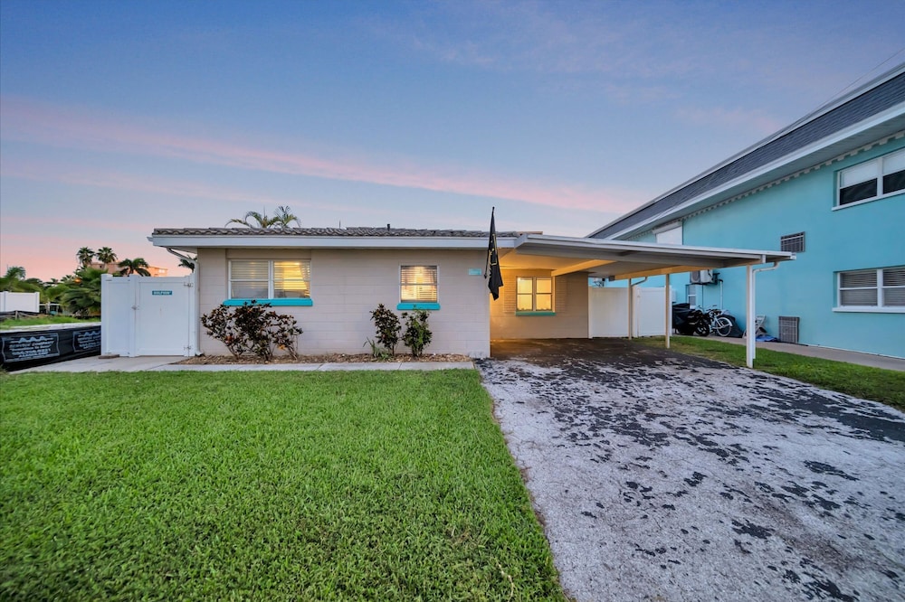 Dolphin Suite 2B Pet Friendly Waterfront Dock