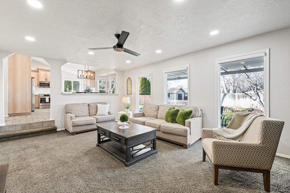 Cozy 5BR w Fire Pit BBQ Near Topgolf Fun