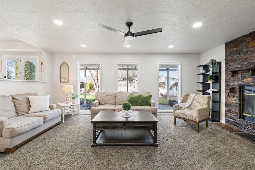 Cozy 5BR w Fire Pit BBQ Near Topgolf Fun