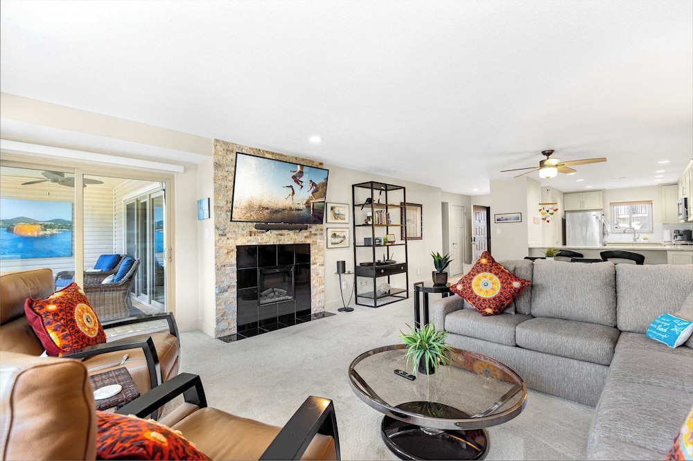 Carefree Tranquility at the Lake Waterfront Stay for 4 With Resort Amenities