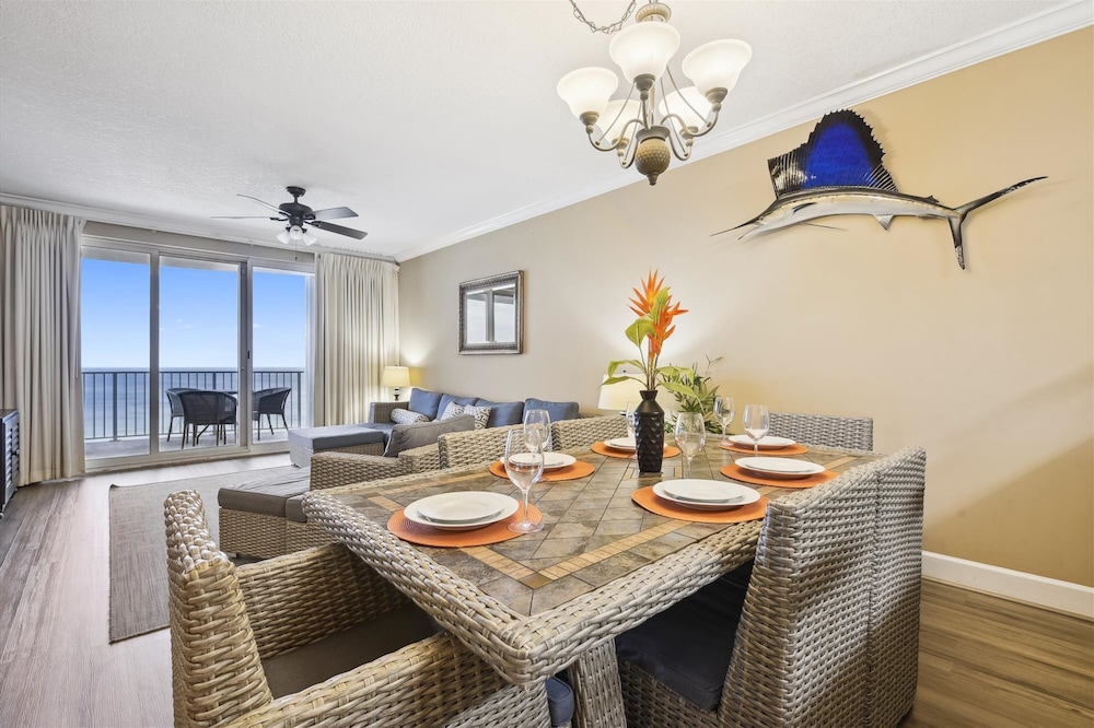 Twin Palms by Book That Condo