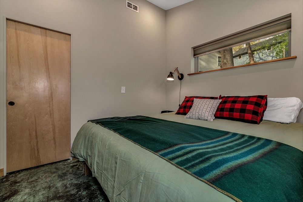 Cozy Laurel Cabin