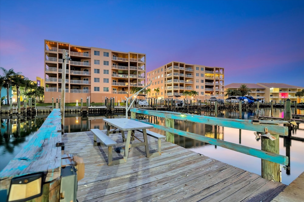 Dolphin Suite 2B Pet Friendly Waterfront Dock