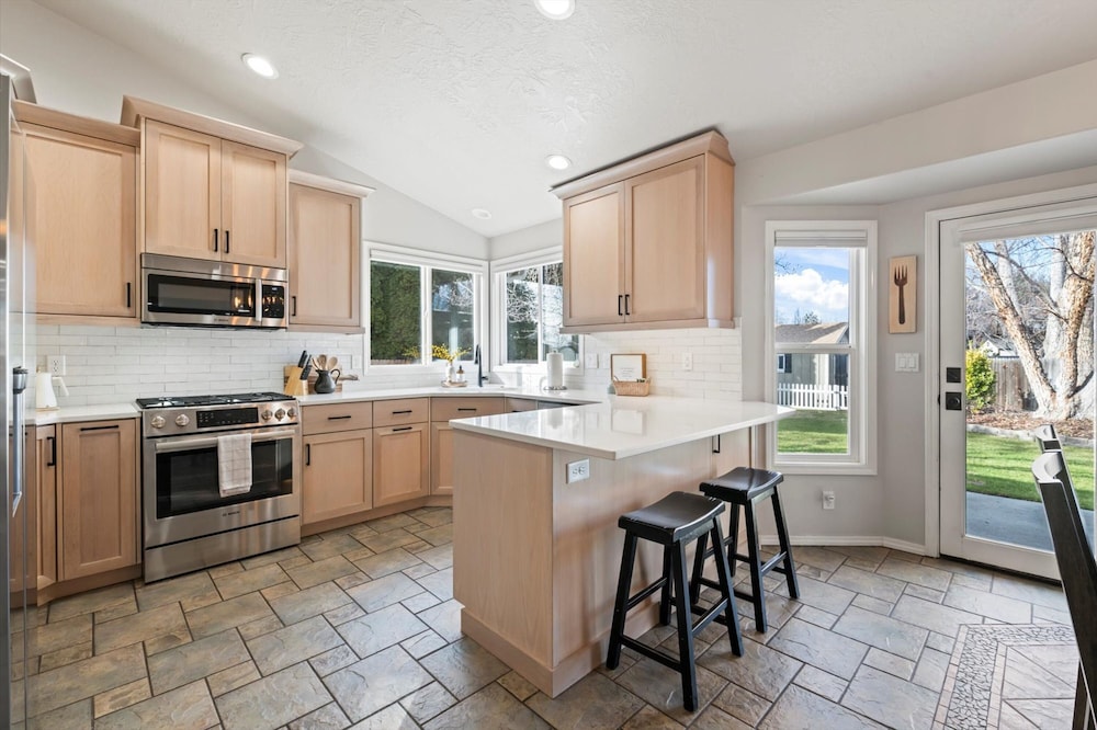 Cozy 5BR w Fire Pit BBQ Near Topgolf Fun