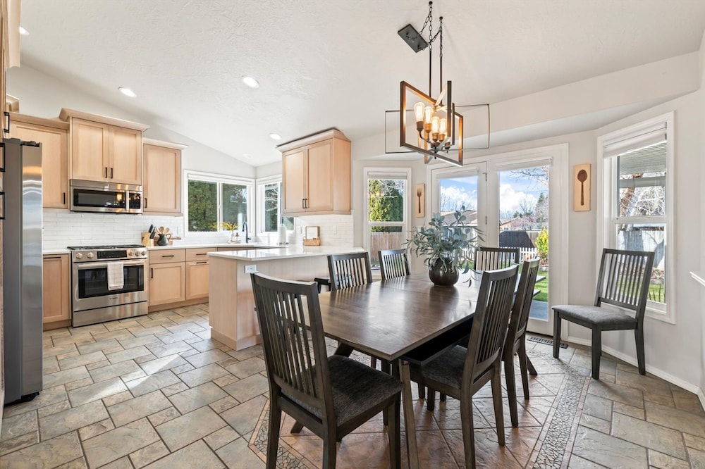 Cozy 5BR w Fire Pit BBQ Near Topgolf Fun